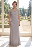 Robe de la mère de la mariée à fourreau gris perlé et perlée