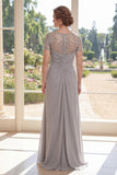 Robe de la mère de la mariée à fourreau gris perlé et perlée