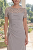 Robe de la mère de la mariée à fourreau gris perlé et perlée