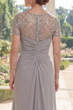 Robe de la mère de la mariée à fourreau gris perlé et perlée