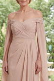 Robe de la mère de la mariée fronceuse au champagne en chiffon découverte des épaules avec manches cape