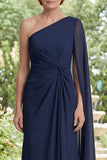 Robe de la mère de la mariée en chiffon bleu marine à une épaule avec manches de cape