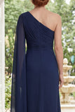 Robe de la mère de la mariée en chiffon bleu marine à une épaule avec manches de cape