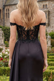 Longue robe de bal de bal satin noire décollée, sirène fronceuse à perles et fendue