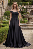 Robe de soirée longue noire en satin épaules dénudées