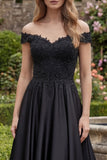 Robe de soirée longue noire en satin épaules dénudées