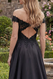 Robe de soirée longue noire en satin épaules dénudées