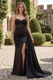 Robe longue de bal noire en satin sirène à perles et fente