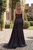 Robe longue de bal noire en satin sirène à perles et fente