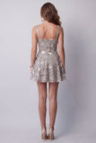 Robe cocktail courte à col carré gris scintillant Une ligne florale perlée