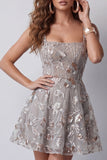 Robe cocktail courte à col carré gris scintillant Une ligne florale perlée