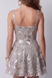 Robe cocktail courte à col carré gris scintillant Une ligne florale perlée