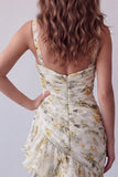 Robe formelle à bretelles florales jaune clair à bretelles fines en forme de sirène à volants