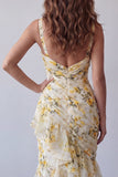 Robe formelle à bretelles florales jaune clair à bretelles fines en forme de sirène à volants