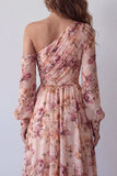 Robe fleurie rose à manches longues à manches longues à une épaule avec fente