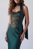 Robe formelle de sirène vert foncé à bretelles fines avec écharpe à col