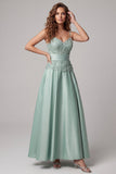 Robe formelle en satin en satin vert aux bretelles vertes appliquées