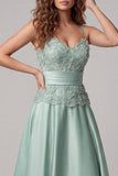 Robe formelle en satin en satin vert aux bretelles vertes appliquées