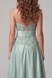 Robe formelle en satin en satin vert aux bretelles vertes appliquées