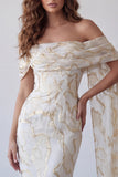 Robe formelle midi à épaule dénudée en champagne avec une cape