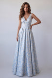Longue robe formelle longue à fleurs froncées bleu clair en ligne en V
