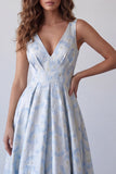 Longue robe formelle longue à fleurs froncées bleu clair en ligne en V