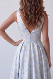 Longue robe formelle longue à fleurs froncées bleu clair en ligne en V