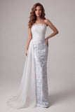 Robe formelle longue à fleurs froncées bleu clair sans bretelles body-out, froncée et écharpe.