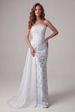 Robe formelle longue à fleurs froncées bleu clair sans bretelles body-out, froncée et écharpe.