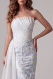 Robe formelle longue à fleurs froncées bleu clair sans bretelles body-out, froncée et écharpe.