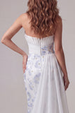 Robe formelle longue à fleurs froncées bleu clair sans bretelles body-out, froncée et écharpe.