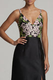 Robe noire longue à col en V en forme de fête