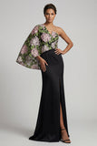 Robe longue sirène fleurie noire mère de la mariée avec cape latérale