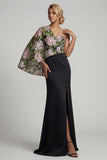 Robe longue sirène fleurie noire mère de la mariée avec cape latérale