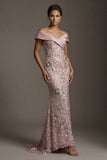 Robe de la mère de la mariée rose scintillante, longue et décollée sur les épaules décollées