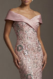 Robe de la mère de la mariée rose scintillante, longue et décollée sur les épaules décollées
