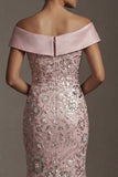 Robe de la mère de la mariée rose scintillante, longue et décollée sur les épaules décollées