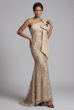 Robe de la mère de la mariée sirène à une épaule appliquée au champagne