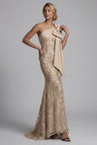Robe de la mère de la mariée sirène à une épaule appliquée au champagne