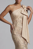 Robe de la mère de la mariée sirène à une épaule appliquée au champagne