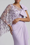 Robe de la mère de la mariée à paillettes lilas avec une épaule et une cape