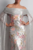 Sirène fleurale en paillettes argentées scintillantes Longue robe de la mariée avec une cape