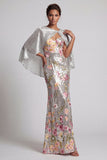 Robe longue de la mère de la mariée en sirène à paillettes argentées à motifs floraux scintillants avec une cape