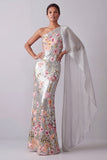 Robe de la mère de la mariée en paillettes argentées scintillantes, une épaule longue, avec une cape latérale