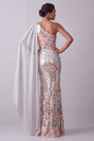 Robe de la mère de la mariée en paillettes argentées scintillantes, une épaule longue, avec une cape latérale