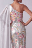Robe de la mère de la mariée en paillettes argentées scintillantes, une épaule longue, avec une cape latérale