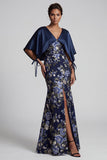 Robe longue de la mère de la mariée en sirène fleurie bleu marine avec une cape