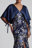 Robe longue de la mère de la mariée en sirène fleurie bleu marine avec une cape