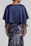 Robe longue de la mère de la mariée en sirène fleurie bleu marine avec une cape