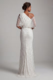 Robe de la mère de la mariée en sirène blanche perlée et scintillante d’une épaule